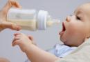 Чем кормить малыша в 1 год: таблицы с рационом и режимом питания годовалого ребенка